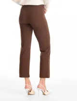 Pantalón cigarette de tiro alto color marrón, confeccionado en tejido elastizado. Presenta un diseño de pretina ancha y plana sin cierres, con costuras verticales pronunciadas a lo largo de cada pierna y corte recto al tobillo.