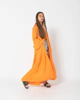 Camisola larga color verde esmeralda con botones de madera, corte holgado, cuello mao y mangas largas acampanadas con volados.