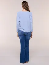 Buzo tejido liviano de calce holgado color celeste, con escote bote y mangas tipo dolman.