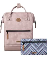 Mochila Cabaia modelo Adventurer, color rosado con acabado texturizado. Cuenta con un compartimento principal con cierre, un bolsillo frontal con cierre, asas superiores de mano y correas ajustables. Incluye parches decorativos con el logo de la marca.