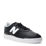 Championes urbanos New Balance modelo 080, color negro con detalles en blanco. Presentan una silueta clásica de corte bajo, con el logo 'N' en el lateral y suela de goma blanca.