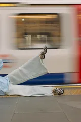 Suecos chatos con capellada de pelo sintético con estampado de cebra y suela plana de goma.