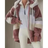 Campera peluda de mujer marca United Uy, con capucha y cierre frontal de cremallera. Presenta diseño de rayas horizontales en bloques de colores blanco, gris, beige y negro, con textura de piel sintética y puños elásticos.