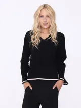 Sweater negro de escote en V con terminación de contorno marcado en color crudo.