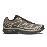 Championes Salomon XT-6 de estilo urbano y trail running, color marrón y gris con detalles en negro, verde claro y blanco. Cuentan con sistema de ajuste rápido Quicklace y suela con tecnología de amortiguación.