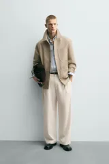 Sobrecamisa relaxed fit color beige confeccionada en tejido de algodón con estructura canvas, cuello solapa, manga larga con trabilla en los puños, bolsillos frontales de plastrón y cierre de botonadura.