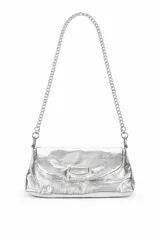 Cartera de hombro plateada con efecto arrugado y correa de cadena metálica. Cierre de solapa con broche.