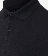 Polo de hombre slim fit color beige, confeccionada en tejido de media malla acanalada de algodón sostenible, con cuello clásico con botones y mangas cortas.