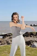 Pantalón oxford blanco con finas rayas verticales grises, de tiro alto y cierre lateral.