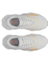 Championes Under Armour UA W Halo Runner SE, diseñados para running, en color gris claro con detalles en amarillo y naranja. Presentan capellada de malla transpirable, mediasuela de gran volumen con amortiguación HOVR+ y suela de goma con tracción.