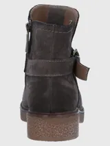 Bota corta de descarne color gris oscuro, con diseño de punta redonda y suela de goma texturizada. Presenta una tira decorativa con hebilla metálica lateral y cierre para ajuste.