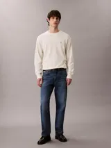 Sweater Calvin Klein de tejido de punto color blanco marfil, con cuello redondo, puños y bajo acanalados, y pequeño monograma CK bordado en el pecho.
