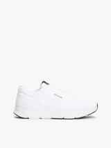 Zapatillas deportivas bajas de running, color blanco, con exterior de punto canalé transpirable y flexible. Presentan un diseño de corte bajo con cordones y suela gruesa de EVA. Llevan el logo del monotipo Hilfiger en el lateral.