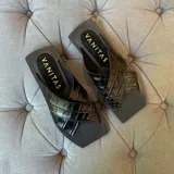 Sandalias bajas negras con tiras cruzadas y punta cuadrada.