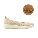 Zapatos casuales de mujer Korium Confort modelo Juno, de color beige con textura grabada y perforaciones láser en toda la superficie. Poseen suela chunky blanca y plantilla de cuero.