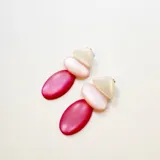 Aros colgantes con clip, de resina combinada en color rosa, fucsia y beige.