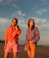 Camisa de vestir oversize color amarillo brillante, con cuello clásico y puños anchos.