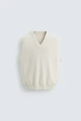 Chaleco de punto compacto en hilatura de algodón, con cuello en pico y diseño de corte relajado.