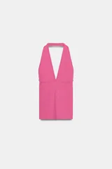 Top halter de color fucsia, con escote profundo en V y diseño ajustado al cuerpo.
