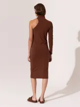 Vestido midi negro de algodón pima orgánico elastizado, con cuello alto, una manga larga fruncida y hombro descubierto.