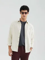 Camiseta básica de manga corta y cuello redondo, color rojo oscuro.