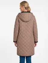 Campera reversible de corte largo con diseño capitoneado. Un lado presenta un tono verde oliva y el otro un tono negro, ambos con cierre frontal mediante botones a presión y bolsillos laterales.