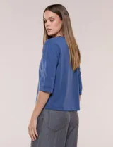 Buzo de calce relajado color negro, confeccionado en modal con cuello redondo clásico, mangas tres cuartos de hombros caídos con puño y ruedo recto.