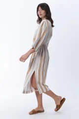 Vestido camisero midi con rayas verticales color camel sobre fondo blanco, cuello camisero y mangas 3/4.