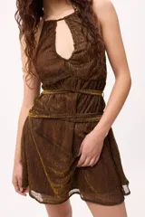 Vestido corto color borgoña, con escote halter, tiras finas y detalle de lazos en la cintura.