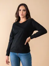 Buzo deportivo de cuello redondo y manga larga, con puños y ruedo acanalados.