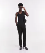 Pantalón skinny negro de sarga con elastano, estilo social, con cierre de botón y cremallera, y cintura con trabillas.