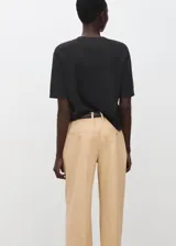 Camiseta de punto fino oversize, color gris oscuro, con cuello redondo y mangas cortas.