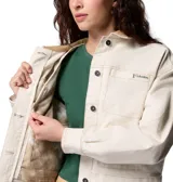 Chaqueta Columbia modelo Acker Rock Twill de corte corto, color blanco con cuello en contraste color tostado y botones metálicos. Presenta bolsillos frontales en el pecho y bolsillos laterales de gran tamaño con solapa, además del logo bordado de la marca en el pecho.