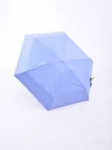 Paraguas celeste liso con diseño compacto, ideal para protección contra la lluvia.