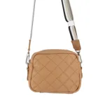 Bandolera color tostado con diseño acolchado de rombos, correa larga de algodón regulable con rayas blancas, negras y beige.