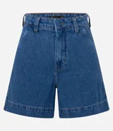 Short de jean azul claro, modelo mom, con cintura alta, cintura sastre y botón forrado.