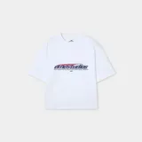 Camiseta blanca de corte "boxy fit" con estampado frontal que dice "emestudios" en azul con detalles rojos, y debajo "EXCLUSIVE PIECES SELECTED WITH CARE / MADRID".