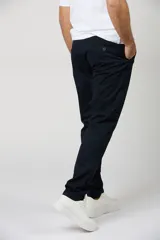 Pantalon chino de gabardina en color azul oscuro, con bolsillos laterales y corte recto.