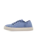 Zapatillas de lona color azul, con cordones al tono y suela de goma en color crema. Diseño de estilo casual con costuras reforzadas y etiqueta lateral pequeña.
