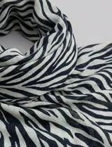 Pashmina o chal de poliéster con estampado de cebra en blanco y negro.
