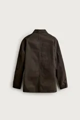 Chaqueta relaxed fit marrón oscuro confeccionada en tejido de algodón. Presenta cuello solapa, manga larga ranglán, bolsillos frontales de plastrón, efecto lavado y cierre frontal con botonadura. Colección especial Aaron Levine x Zara.