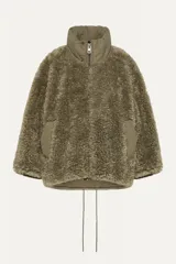 Chaqueta reversible color beige, de corte holgado, con exterior de pelo sintético recubierto de algodón y interior acolchado con relleno reciclado certificado REPREVE.