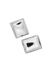 Par de aros plateados con forma cuadrada y diseño piramidal.