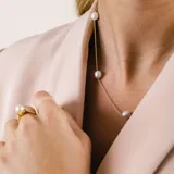 Gargantilla de cadena fina de oro 18k con perlas de cultivo distribuidas a lo largo de la misma.