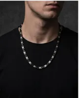 Collar de acero con diseño de eslabones entrelazados de estilo bizantino en tonos negro y plateado.