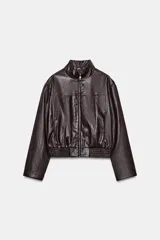 Chaqueta estilo bomber corta de efecto piel en color marrón oscuro, con cuello subido, cierre frontal con cremallera y cintura elástica fruncida.