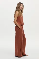 Pantalón de pierna ancha confeccionado en lino color ladrillo, con cintura elástica y cordón ajustable.