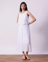 Vestido largo blanco de crepe con escote redondo y detalle de crochet en los hombros. Tiene corte en la cintura con punto smock.