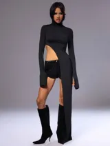 Top negro de manga larga con cuello alto y abertura lateral en la cintura.