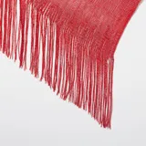 Pashmina roja con flecos en los extremos.